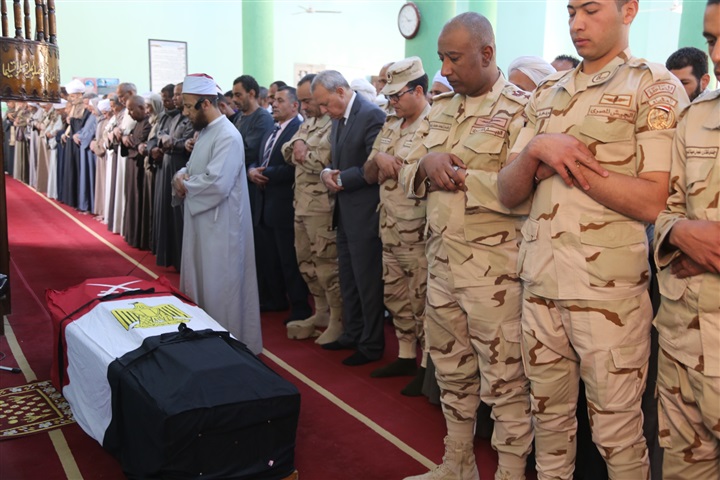 بالصور.. محافظ قنا يشهد جنازة شهيد القوات المسلحة