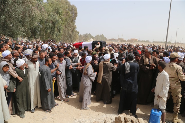بالصور.. محافظ قنا يشهد جنازة شهيد القوات المسلحة