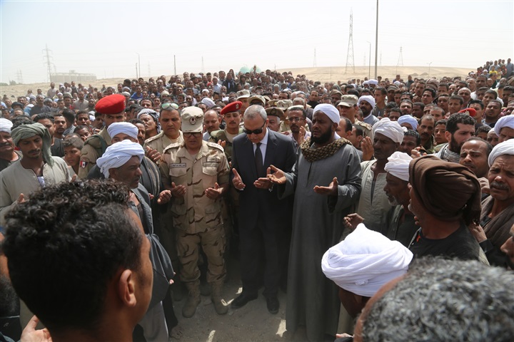 بالصور.. محافظ قنا يشهد جنازة شهيد القوات المسلحة