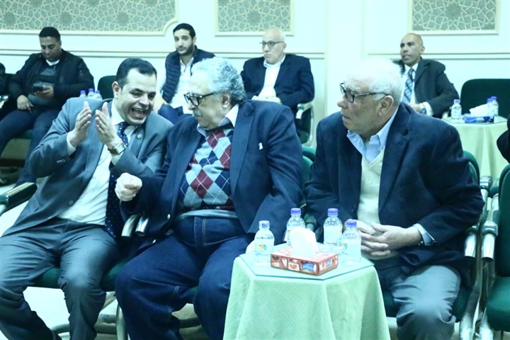 مكرم محمد أحمد ومفيد شهاب يشاركان عزاء نبيل زكي مكرم محمد أحمد ومفيد شهاب يشاركان عزاء نبيل زكي