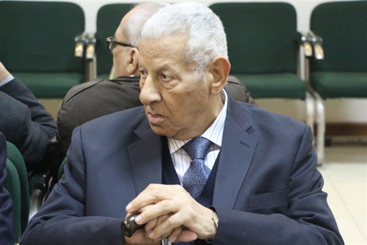 مكرم محمد أحمد ومفيد شهاب يشاركان عزاء نبيل زكي مكرم محمد أحمد ومفيد شهاب يشاركان عزاء نبيل زكي