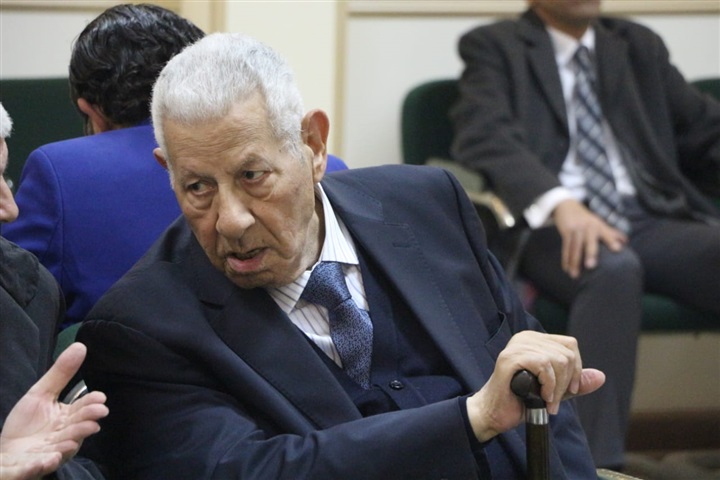 مكرم محمد أحمد ومفيد شهاب يشاركان عزاء نبيل زكي مكرم محمد أحمد ومفيد شهاب يشاركان عزاء نبيل زكي