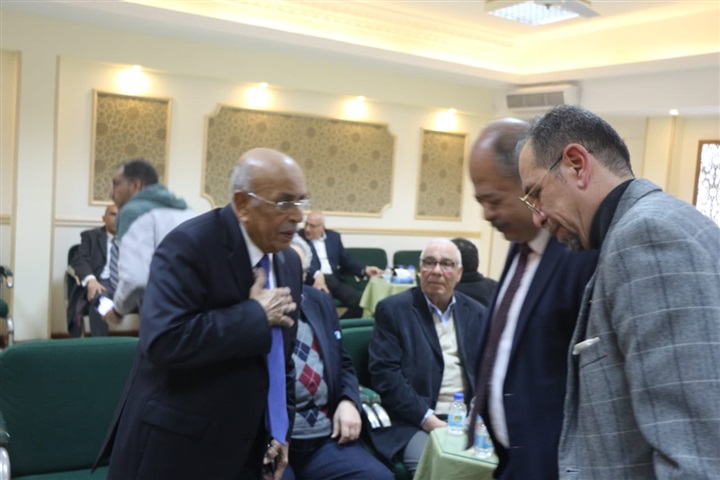 مكرم محمد أحمد ومفيد شهاب يشاركان عزاء نبيل زكي مكرم محمد أحمد ومفيد شهاب يشاركان عزاء نبيل زكي