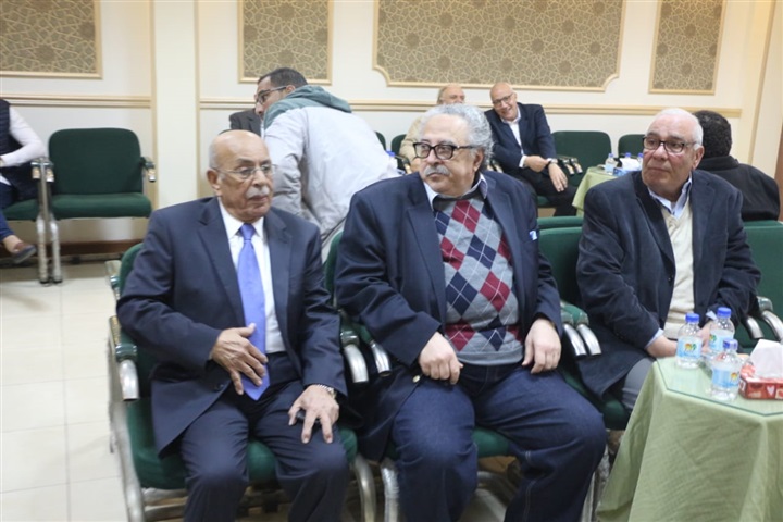 مكرم محمد أحمد ومفيد شهاب يشاركان عزاء نبيل زكي مكرم محمد أحمد ومفيد شهاب يشاركان عزاء نبيل زكي