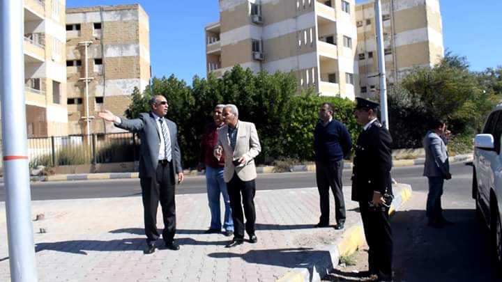 محافظ البحر الأحمر يتابع الأعمال بحارة الخدمة بطريق المطار