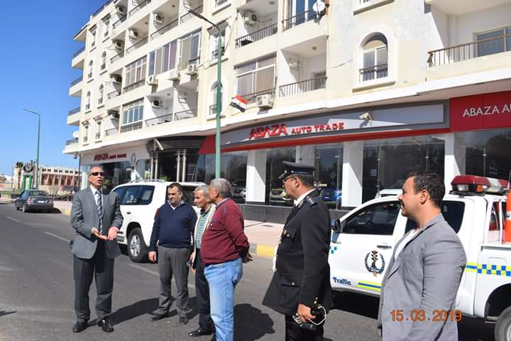 محافظ البحر الأحمر يتابع الأعمال بحارة الخدمة بطريق المطار