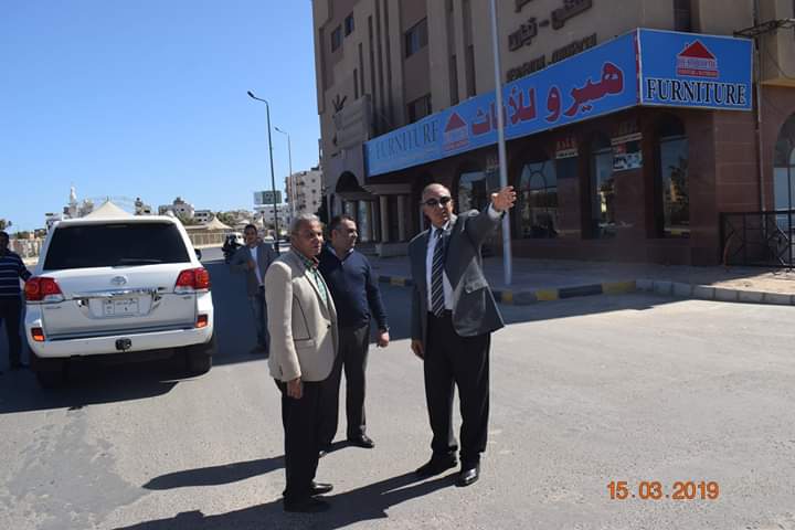 عبدالله يتفقد طريق النصر أثناء جولتة بمدينة الغردقة