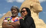 بالصور.. النجم العالمى مايك تايسون وزوجته فى جوله بالأهرامات