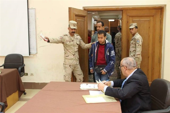 بالصور.. لجنة التجنيد تجري الكشف على 42 طالبًا ذوي الاحتياجات بـجامعة كفر الشيخ