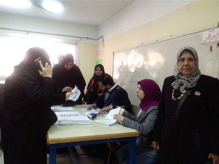 بالصور.. بدء توزيع شريحة الإنترنت لطلاب أولي ثانوي بكفر الشيخ