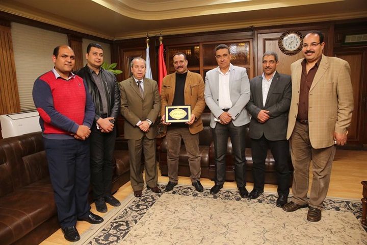 بالصور.. محافظ كفرالشيخ يكرم مدير مكتبه ويصدر حركة تنقلات محدودة بديوان المحافظة بالصور.. محافظ كفرالشيخ يكرم مدير مكتبه ويصدر حركة تنقلات محدودة بديوان المحافظة