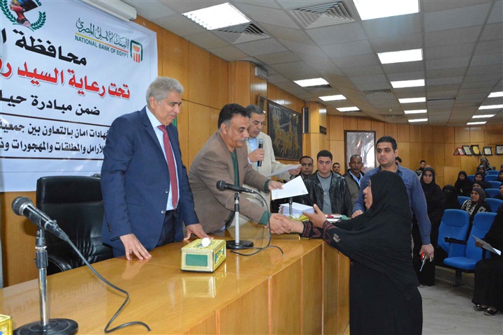 محافظ المنيا يٌسلم 200 شهادة أمان من الأورمان للسيدات المعيلات