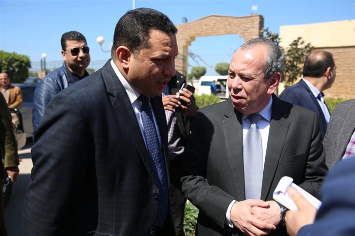 شاهد.. محافظ كفر الشيخ يطلق حملة تجريع 440 ألف تلميذ إبتدائي للقضاء على الديدان المعوية شاهد.. محافظ كفر الشيخ يطلق حملة تجريع 440 ألف تلميذ إبتدائي للقضاء على الديدان المعوية