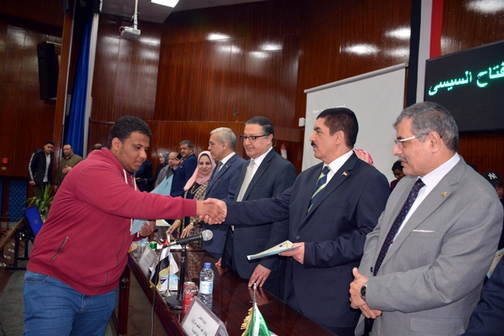 محافظ القليوبية ورئيس جامعة بنها يشهدان احتفالية مبادرة "صنايعية مصر"
