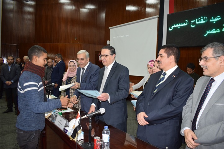 محافظ القليوبية ورئيس جامعة بنها يشهدان احتفالية مبادرة "صنايعية مصر"