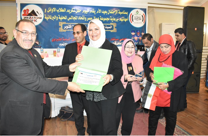 بالصور.. مجموعة عمال مصر تكرم 55 أم بمناسبة عيد الأم