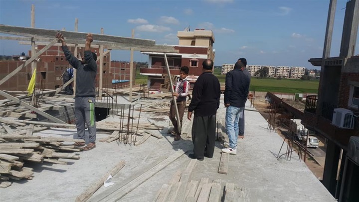 بالصور.. فك شدة خشبية ووقف أعمال بناء مخالف بكفر الشيخ