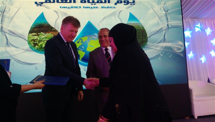 وزير الرى وسفير الإتحاد الأوروبي يكرمان عدد من السيدات وزير الرى وسفير الإتحاد الأوروبي يكرمان عدد من السيدات