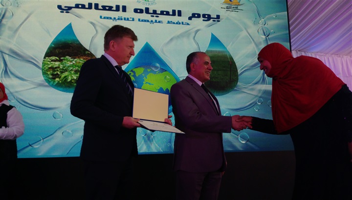 وزير الرى وسفير الإتحاد الأوروبي يكرمان عدد من السيدات وزير الرى وسفير الإتحاد الأوروبي يكرمان عدد من السيدات