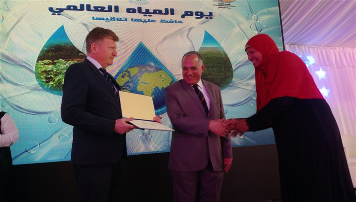 وزير الرى وسفير الإتحاد الأوروبي يكرمان عدد من السيدات وزير الرى وسفير الإتحاد الأوروبي يكرمان عدد من السيدات