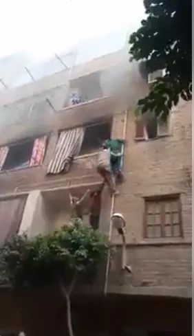  شاهد.. شاب ينقذ 3 أطفال من حريق شقة فى الزاوية الحمراء
