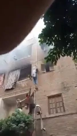  شاهد.. شاب ينقذ 3 أطفال من حريق شقة فى الزاوية الحمراء