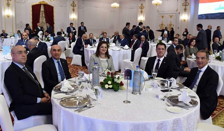 رئيسا وزراء مصر والعراق يشهدان الملتقى الاقتصادى والتجارى بحضور عدد كبير من رجال الأعمال بالبلدين رئيسا وزراء مصر والعراق يشهدان الملتقى الاقتصادى والتجارى بحضور عدد كبير من رجال الأعمال بالبلدين