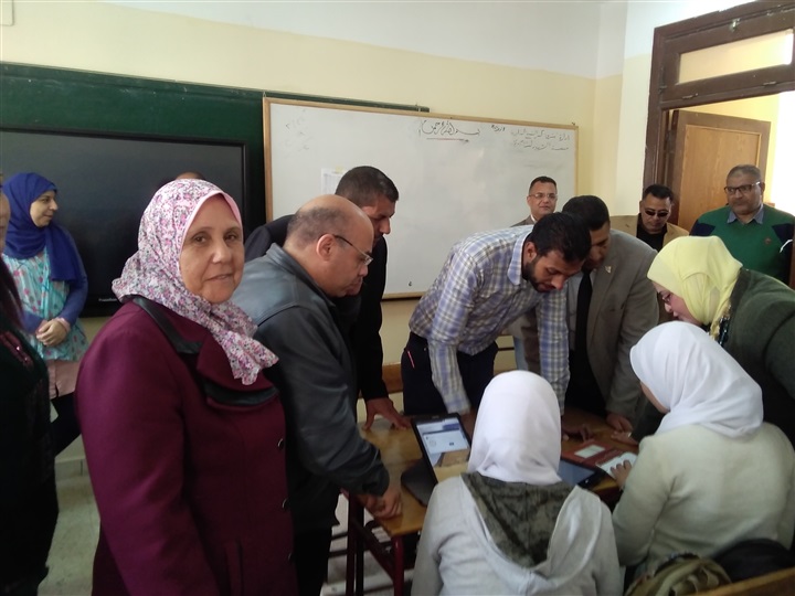 بالصور.. وكيل تعليم كفر الشيخ تتابع امتحانات "التابلت" لطلاب أولي ثانوي بعدد من المدارس