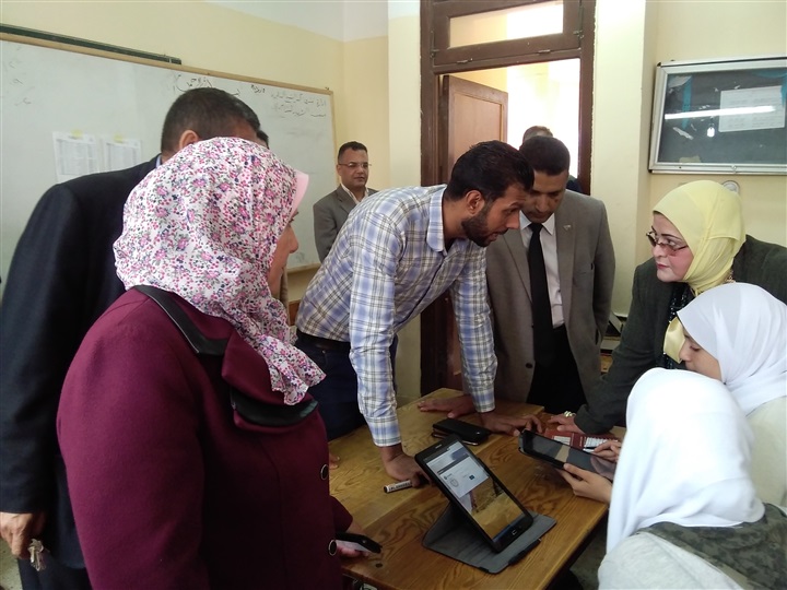 بالصور.. وكيل تعليم كفر الشيخ تتابع امتحانات "التابلت" لطلاب أولي ثانوي بعدد من المدارس