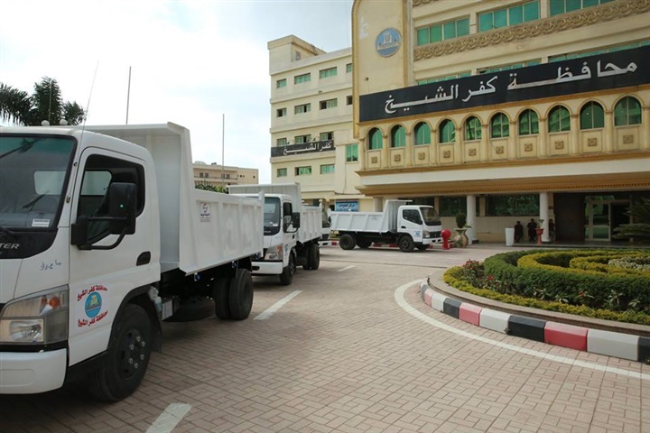بالصور.. 10 سيارات جديدة بـ 4.5 مليون جنيه لدعم منظومة النظافة بقري كفر الشيخ