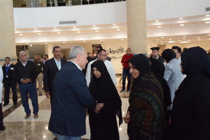 محافظ الأقصر يزور مستشفي شفاء الأورمان بالأقصر ويشارك في حفل عيد الأم وتقديم الهدايا لعدد من الأمهات