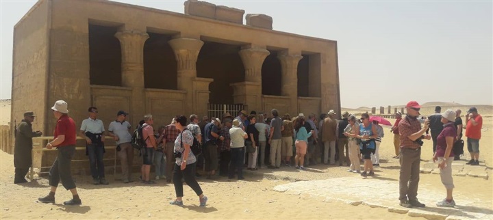 وفد سياحي من انجلترا وألمانيا يزور المناطق الأثرية بالمنيا