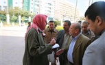 محافظ كفر الشيخ يستمع لشكوى مواطن لاستبعاده من صرف الدعم التموينى