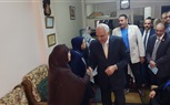 محافظ الجيزة يوزع مساعدات مالية على 85 مسن وطفل بدور الرعاية
