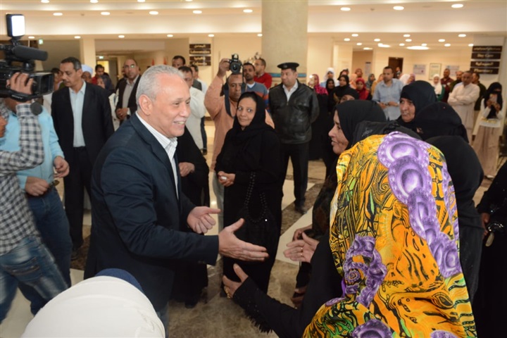 محافظ الأقصر يزور مستشفي شفاء الأورمان بالأقصر ويشارك في حفل عيد الأم وتقديم الهدايا لعدد من الأمهات