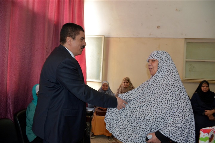 محافظ القليوبية يشارك الأمهات الاحتفال بعيد الأم بدار المسنين