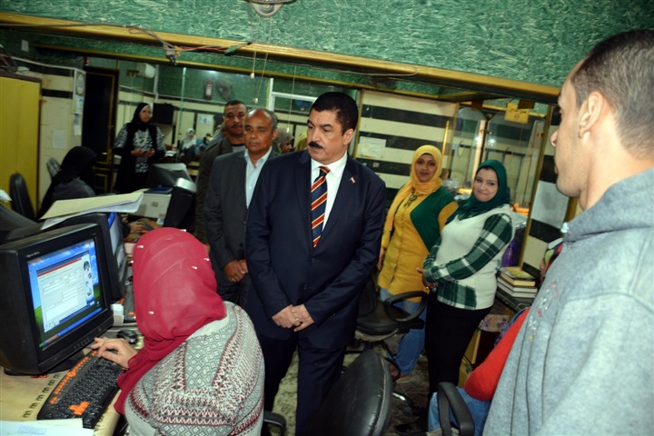 زيارة مفاجئة لمحافظ القليوبية بمركز الخدمات التكنولوجي بمجلس مدينة بنها