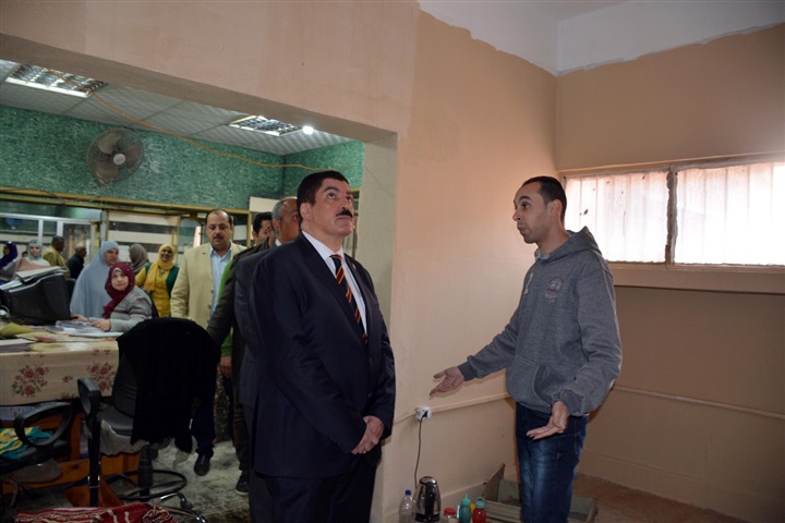 زيارة مفاجئة لمحافظ القليوبية بمركز الخدمات التكنولوجي بمجلس مدينة بنها