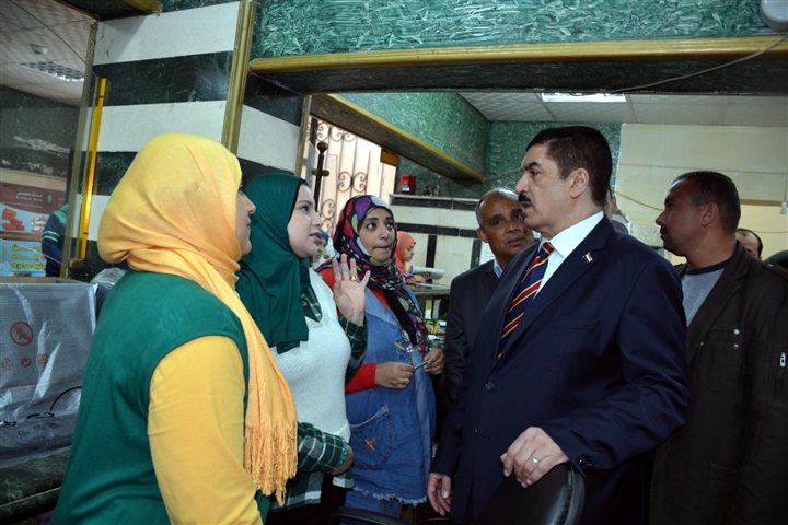 زيارة مفاجئة لمحافظ القليوبية بمركز الخدمات التكنولوجي بمجلس مدينة بنها