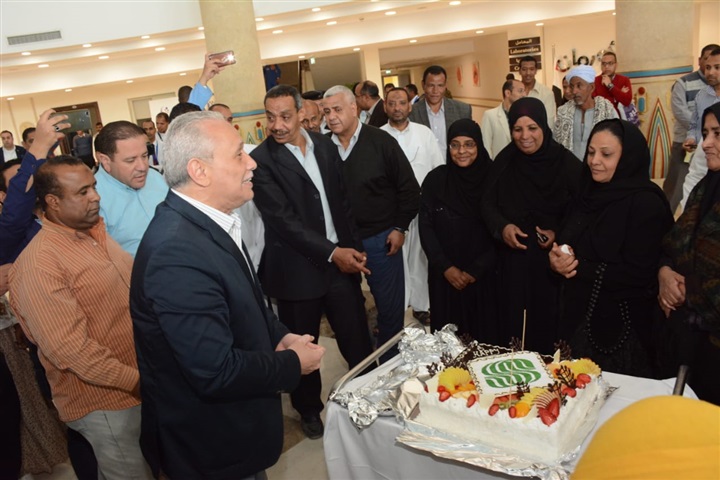 محافظ الأقصر يزور مستشفي شفاء الأورمان بالأقصر ويشارك في حفل عيد الأم وتقديم الهدايا لعدد من الأمهات