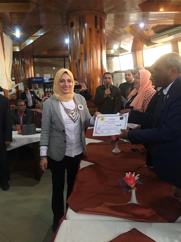 معلمو شرق القاهرة تكرم 200 معلم متميز وتنظم لهم يوم ترفيهي بشاطئ الفيروز بالإسماعيلية