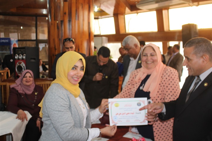 معلمو شرق القاهرة تكرم 200 معلم متميز وتنظم لهم يوم ترفيهي بشاطئ الفيروز بالإسماعيلية