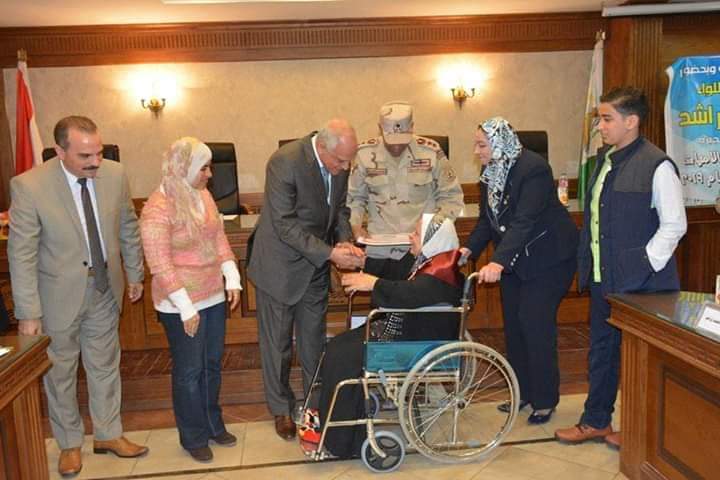 محافظ الجيزة يكرم 21 أما مثالية
