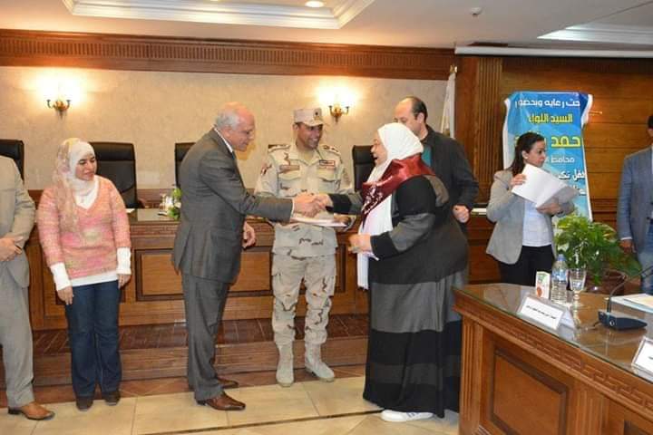 محافظ الجيزة يكرم 21 أما مثالية