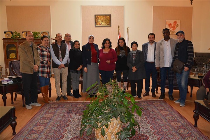 نائب رئيس جامعة الزقازيق تستقبل نجوم مسرح المنوعات 