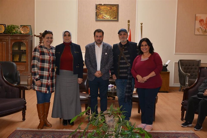 نائب رئيس جامعة الزقازيق تستقبل نجوم مسرح المنوعات 