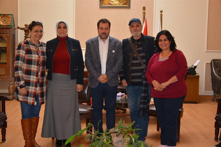 نائب رئيس جامعة الزقازيق تستقبل نجوم مسرح المنوعات 