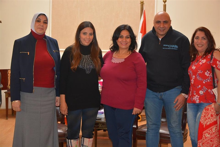 نائب رئيس جامعة الزقازيق تستقبل نجوم مسرح المنوعات 