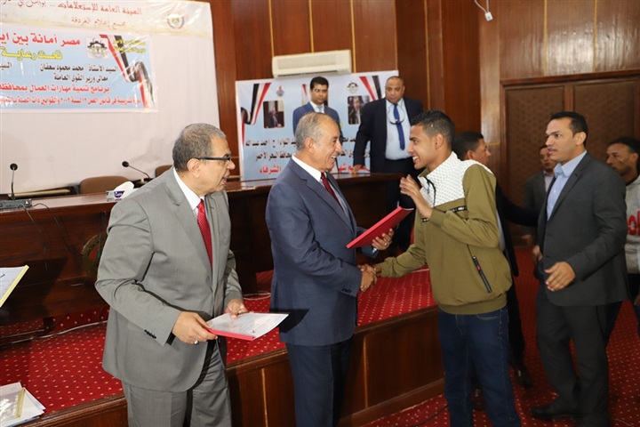 سعفان ومحافظ البحر الأحمر يوزعان 100 شهادة أمان علي العمالة غير المنتظمة بالمحافظة