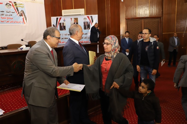 سعفان ومحافظ البحر الأحمر يوزعان 100 شهادة أمان علي العمالة غير المنتظمة بالمحافظة